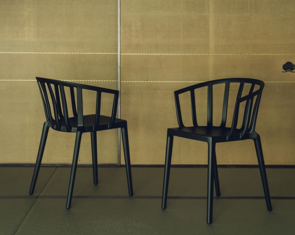 空間に軽やかな余白を生む、Kartellのスタッキングチェア｜Kartell