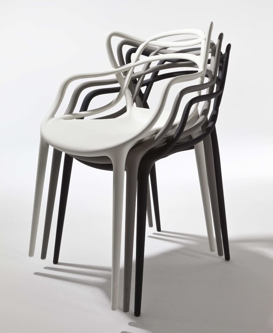 空間に軽やかな余白を生む、Kartellのスタッキングチェア｜Kartell