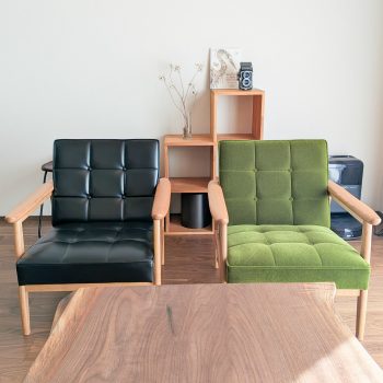 ミッドセンチュリースタイルに溶け込む黒いソファ – カリモク60