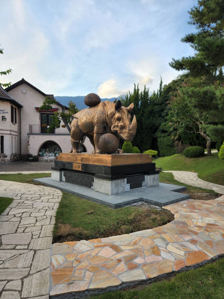 奇才・天才・愛妻 サルバドール・ダリ「レースをまとった犀(サイ