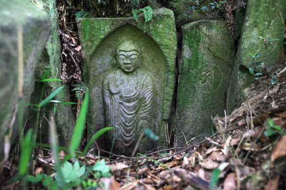 弥勒丘（みろくおか）弥勒石龕仏