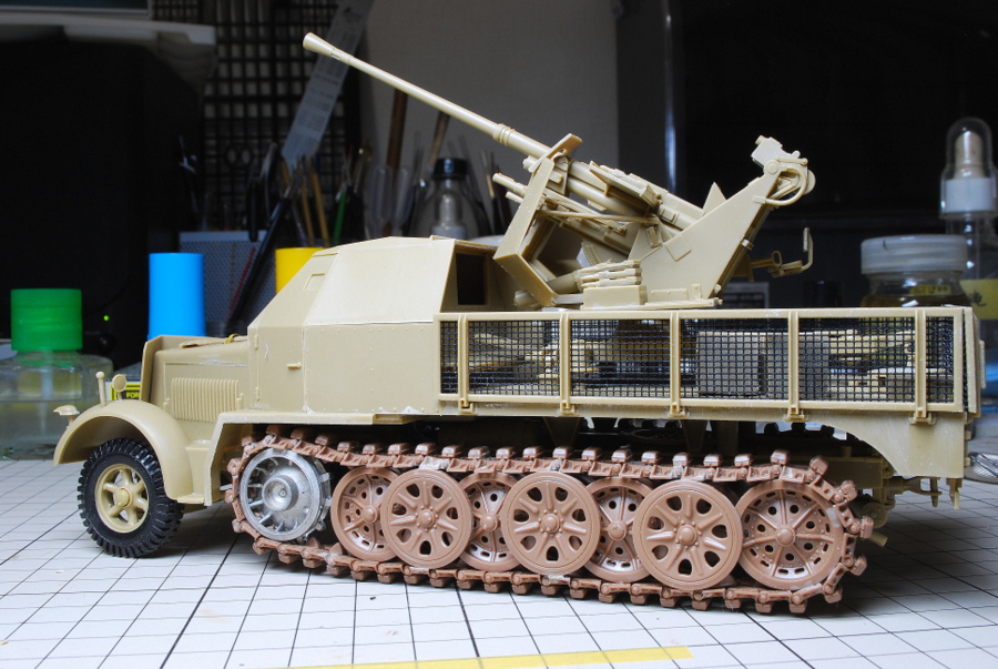 フラックザウリア 装甲8トンハーフトラック 3.7cm対空機関砲37型搭載
