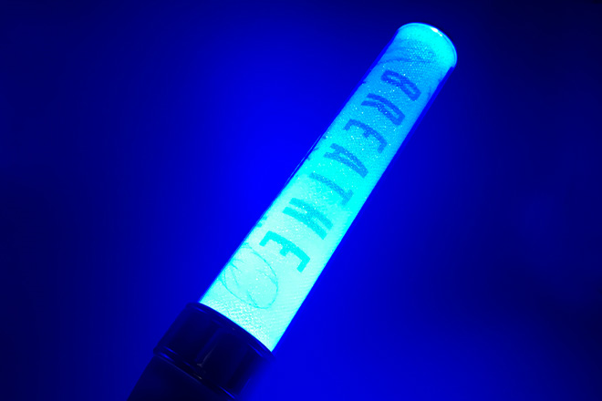 ブルーのデザインが際立つLIVE TOURグッズのスティック型ペンライト