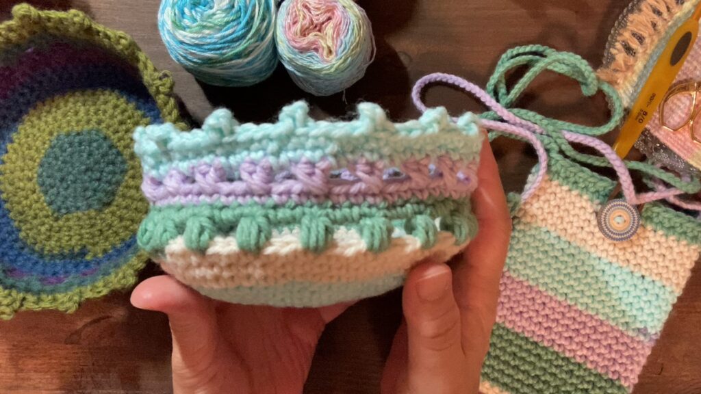 100円ショップの毛糸一玉使い切りカラフルバスケット | Keito-lab