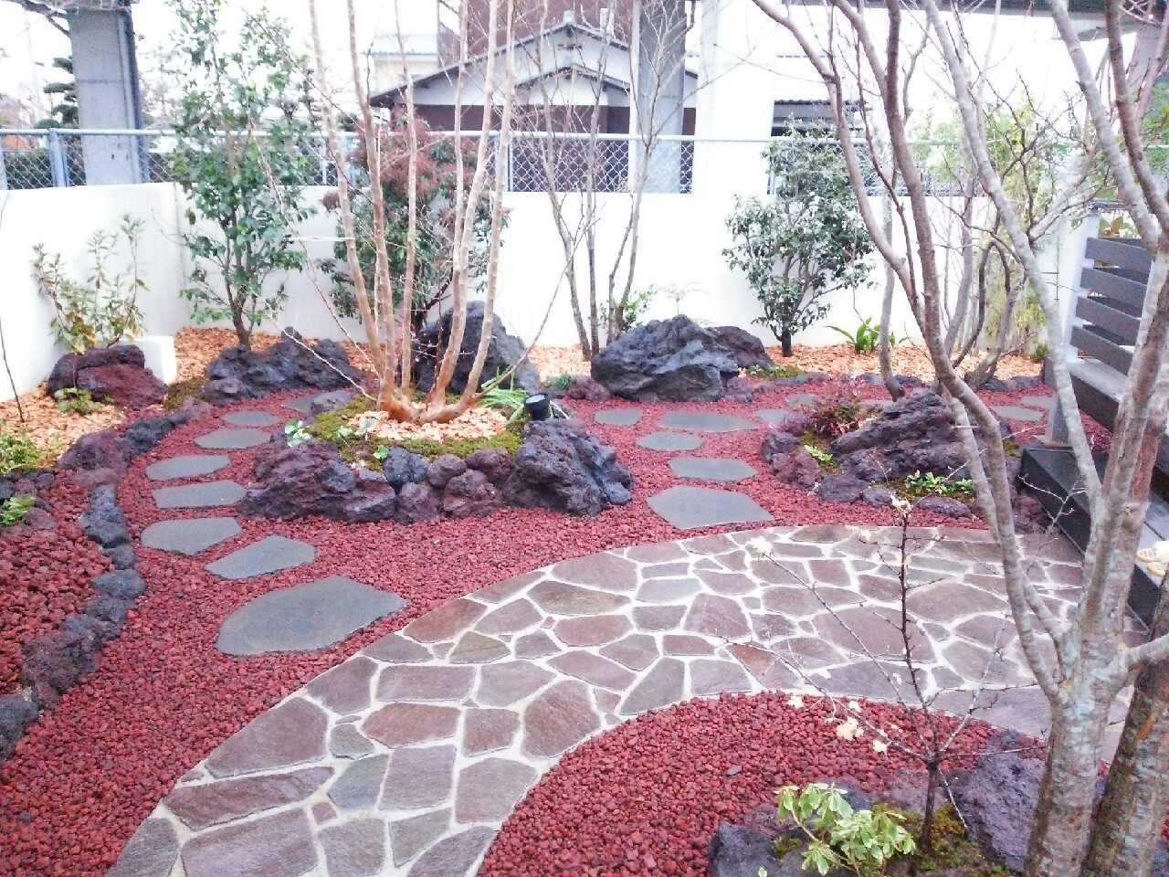 造園施工例:真っ赤な溶岩石の庭 – 福岡県久留米市の植木屋さん