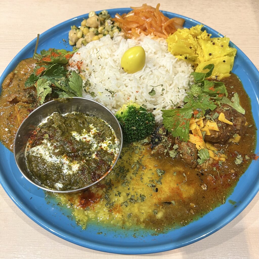 最新カレー：スパイスチキンカレー、ラムキーマサグカレー、サバトマト