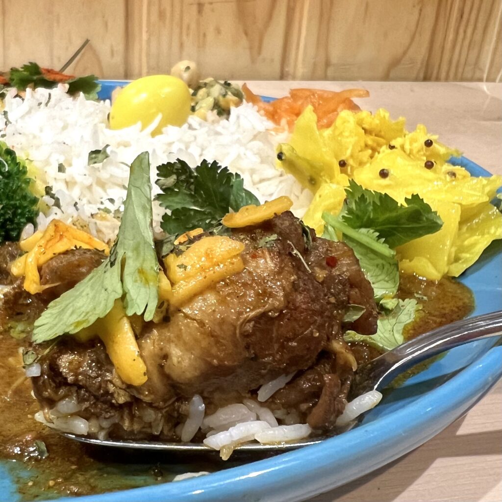 最新カレー：スパイスチキンカレー、ラムキーマサグカレー、サバトマト