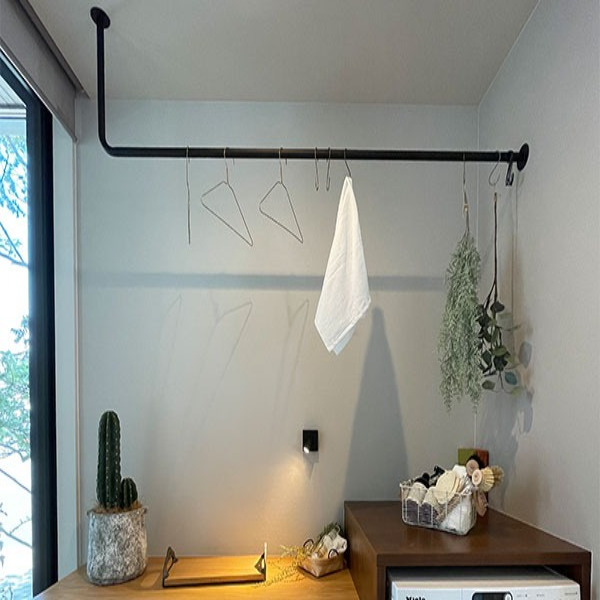 ランドリールームにアイアンバー物干しを設置するのはおすすめ