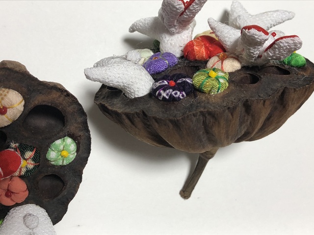 ちりめん細工】うさぎのかくれんぼ～蓮の花托と松ぼっくりで