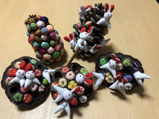 ちりめん細工】うさぎのかくれんぼ～蓮の花托と松ぼっくりで