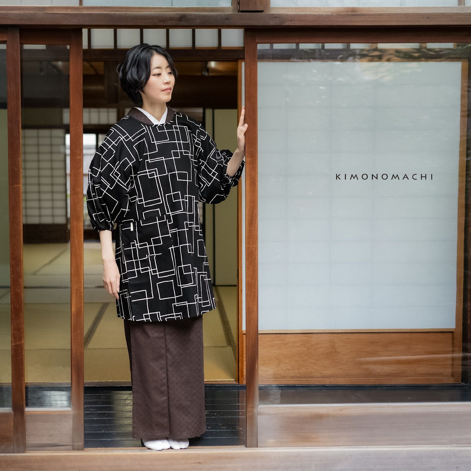 ロング丈 割烹着「黒地 スクエア」実用的 日本製 オシャレ かわいい 綿