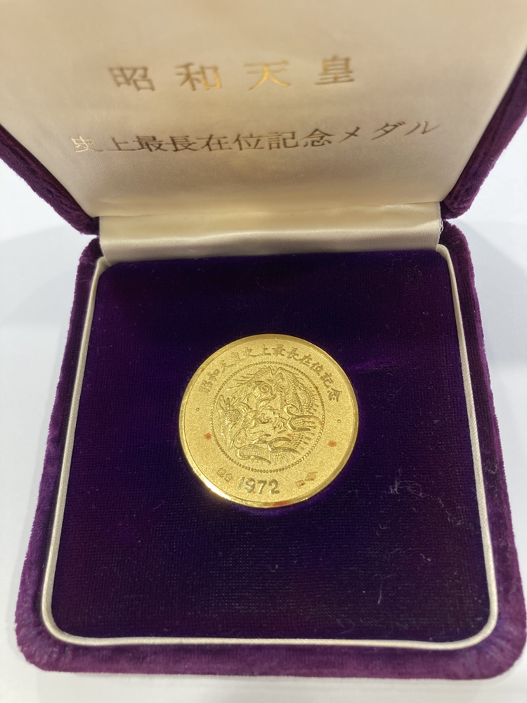 純金 昭和天皇史上最年長在位記念メダル – キングラム