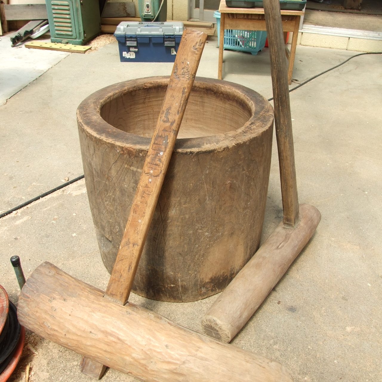 餅つきの臼を磨き直し】古くなったケヤキ材の臼（うす）をリメイク