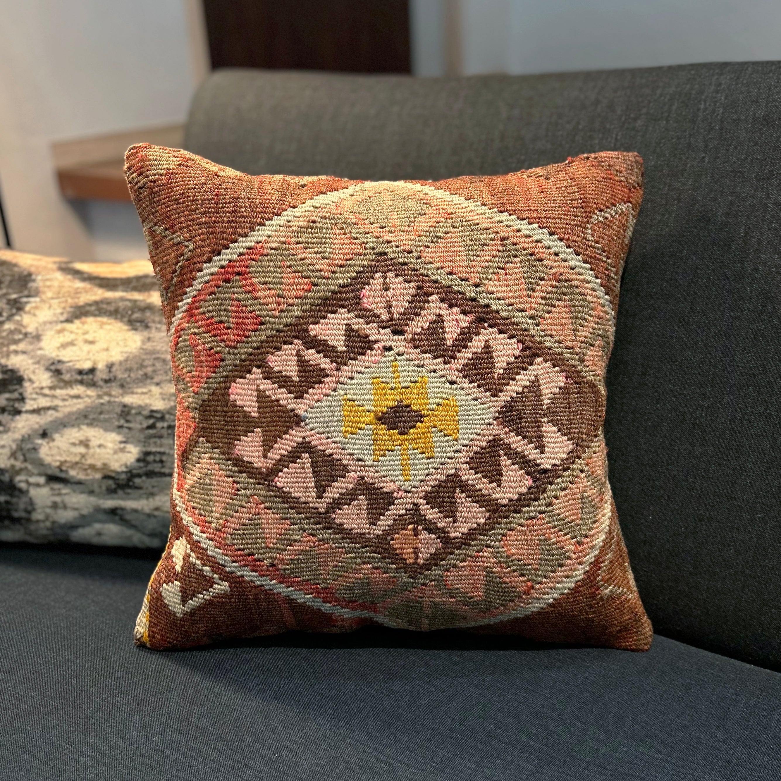 オールドキリム キリムクッションカバー 40×40㎝ (C-15290) – キリム屋