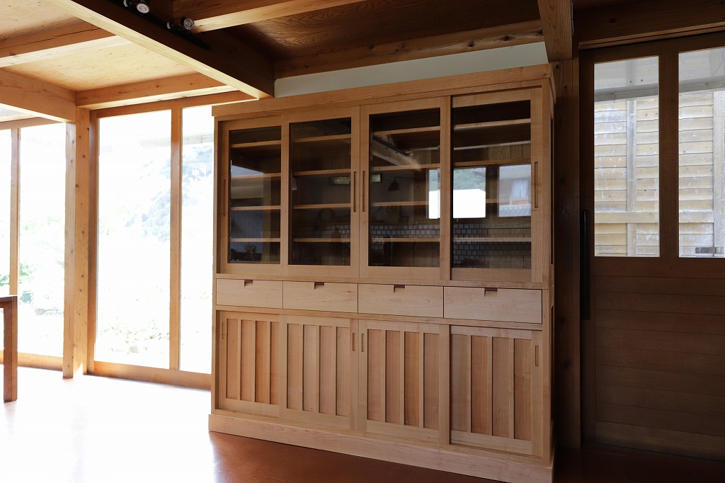 山桜の食器棚 | KitoBito（きとびと）