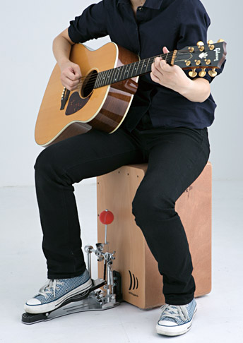 K.M.Kから新登場。カホンにペダルをカンタン装着できるアダプター発売