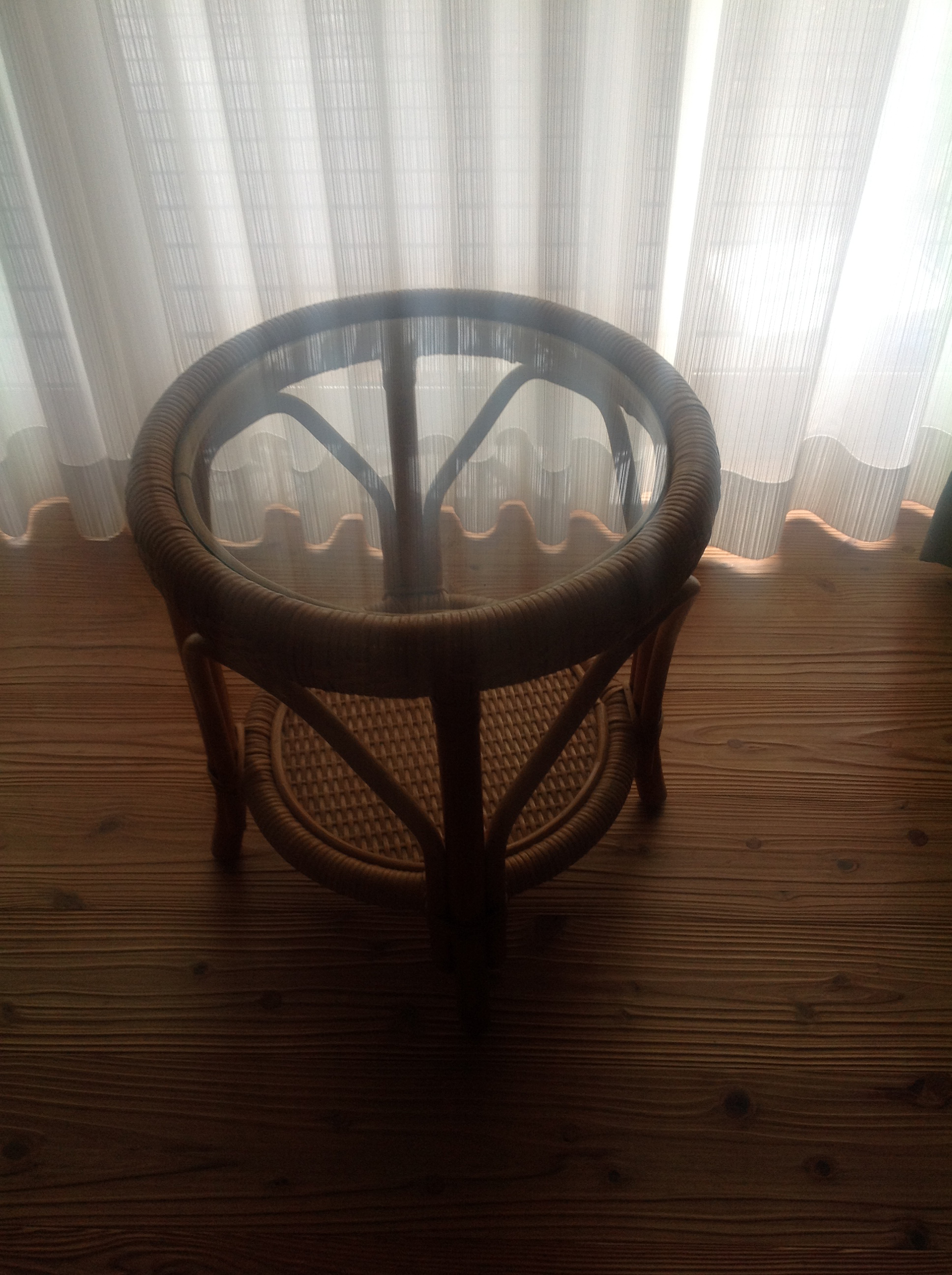 籐やラタンのテーブルにガラスを置いた実例8選 – KG Press | ガラス