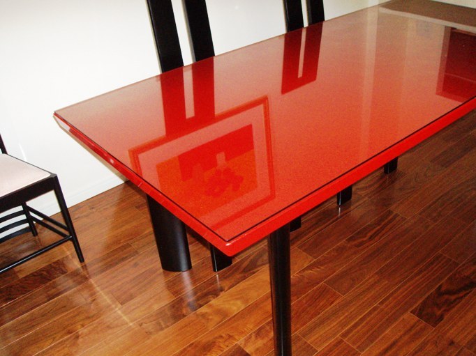 赤い天板のテーブルの上に強化ガラスをセットされたお客様 – KG Press