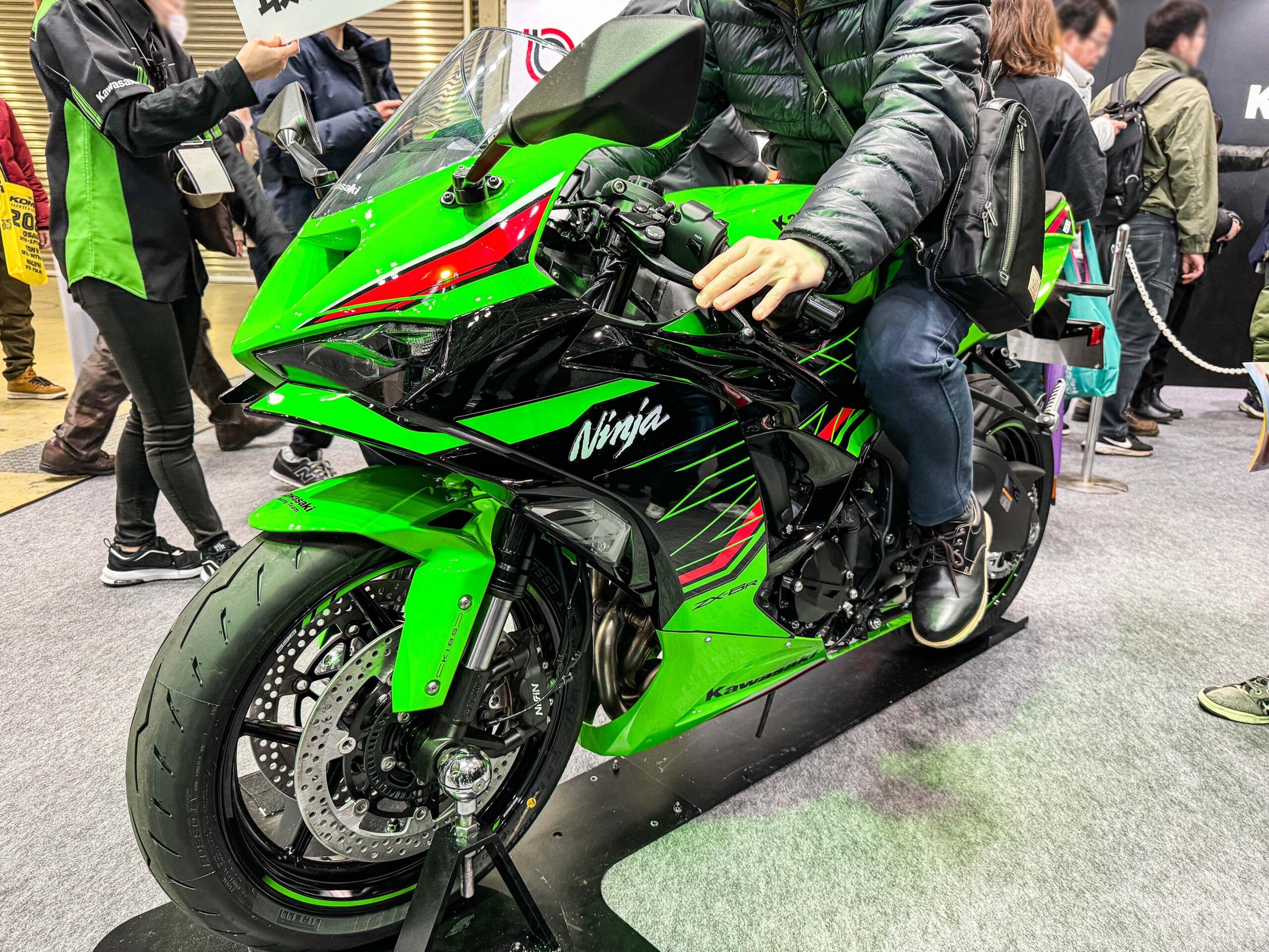 現車確認】ニンジャZX-6Rの詳細スペック・足つきチェック | 軽々と