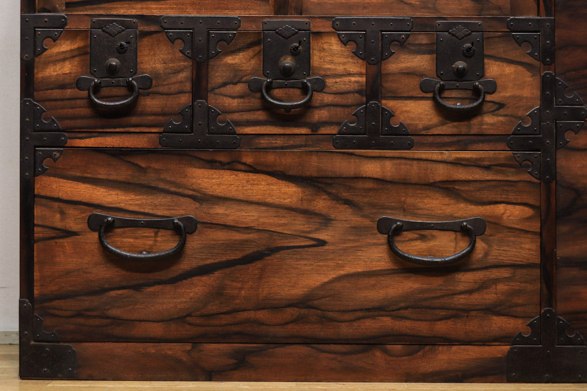 珍品!!無垢材の黒柿杢目が流れる堂々とした越後収納箪笥 BB2226 – 古福