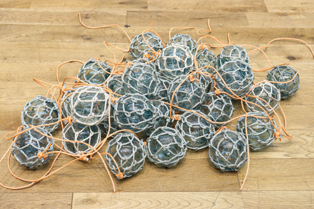 和ガラスの色味が風情ある網付き浮き玉 DC4641 在庫11個 – 古福庵