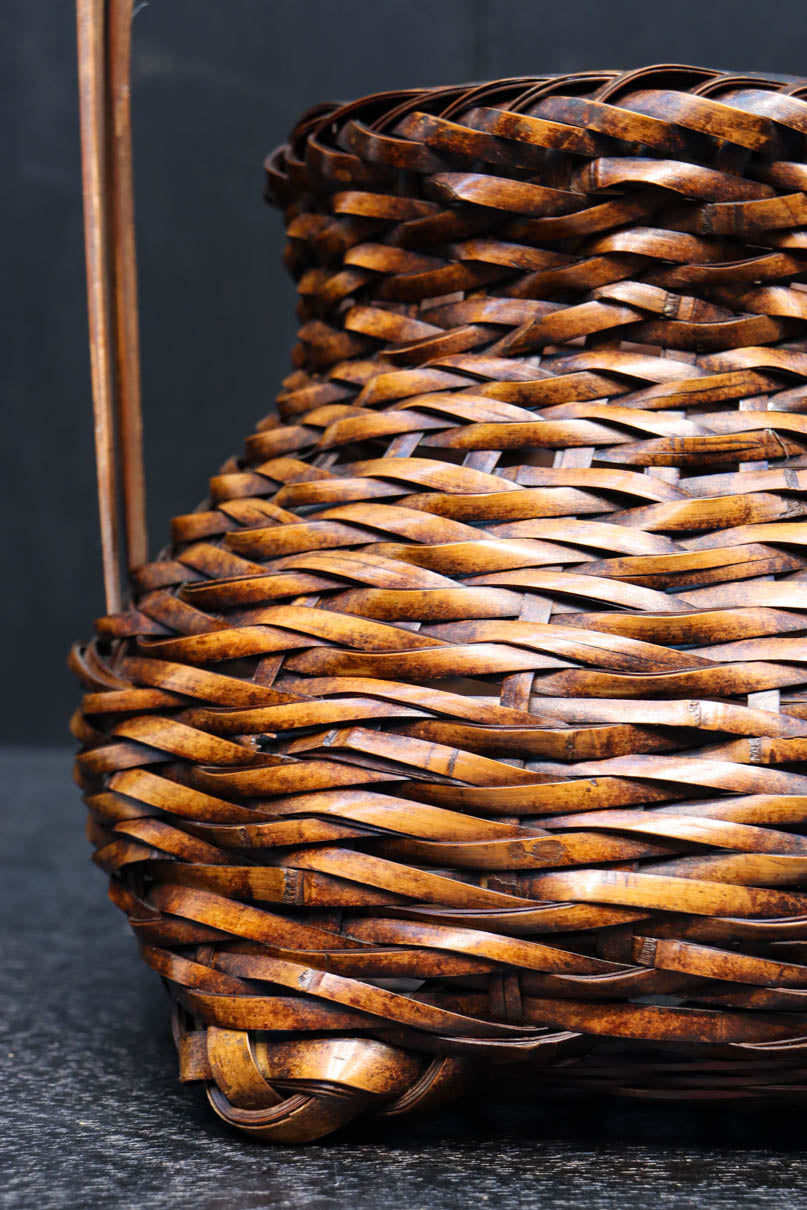 艶みある色彩で時代の趣き溢れる竹かご花器 DC6852 – 古福庵