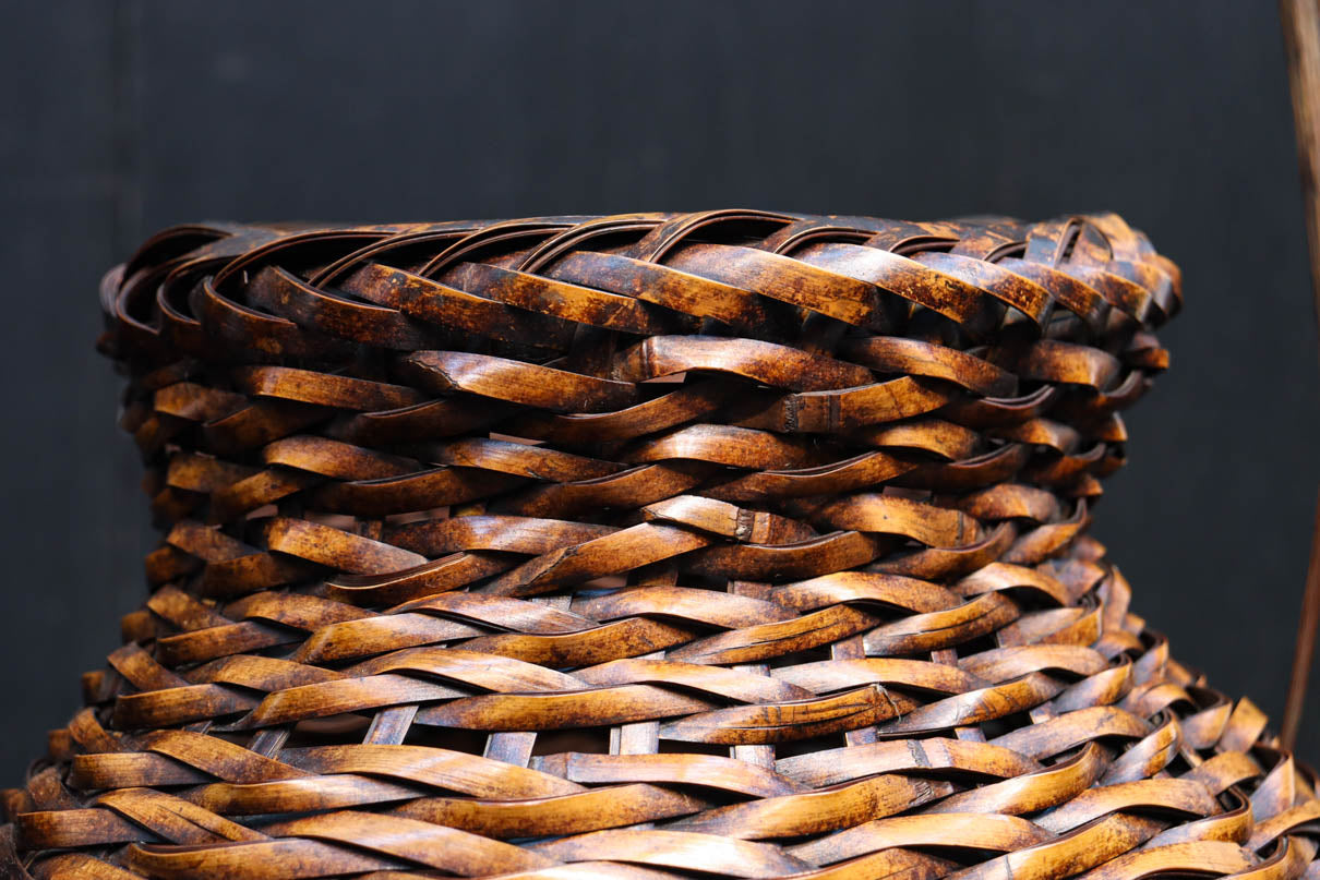 艶みある色彩で時代の趣き溢れる竹かご花器 DC6852 – 古福庵