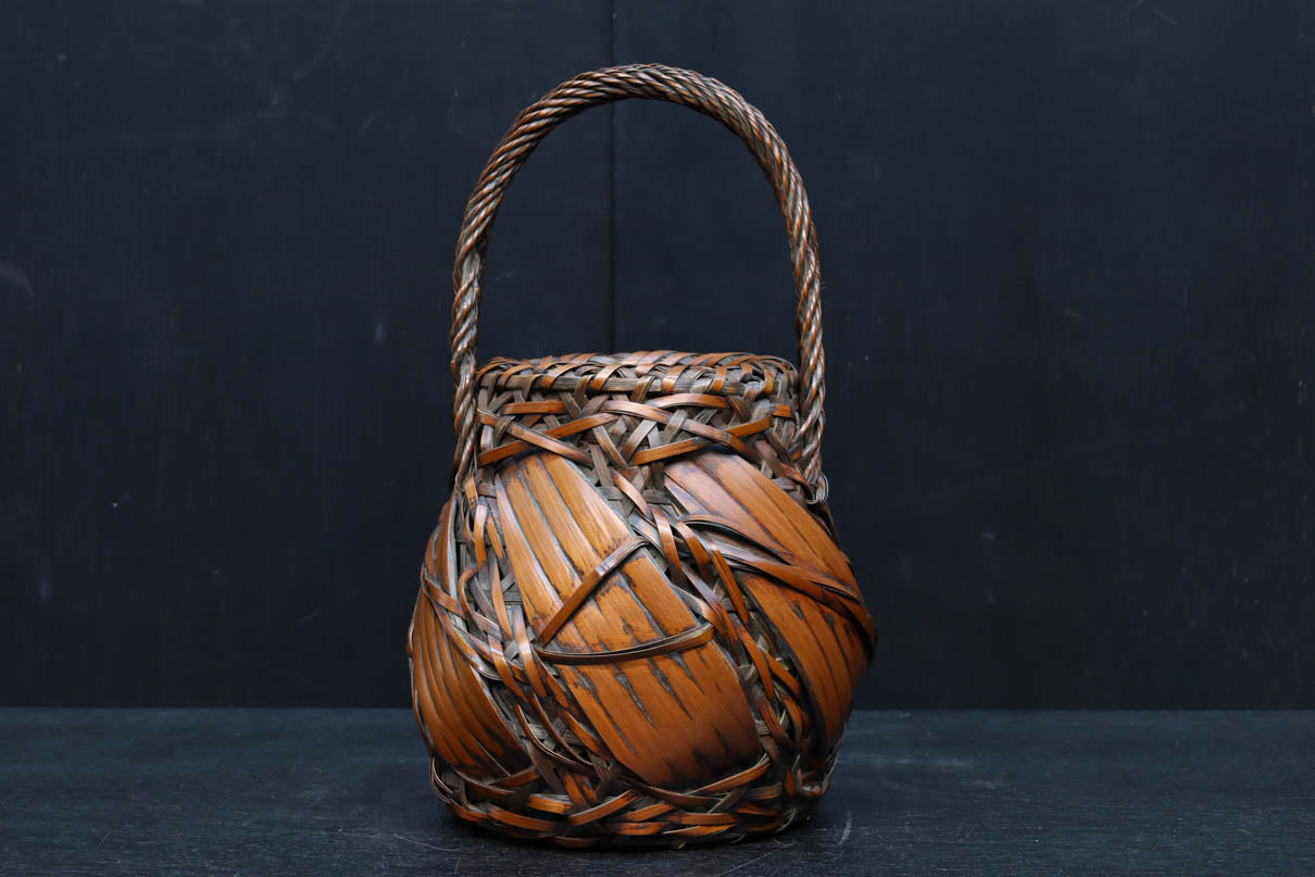 壺型のシルエットが可愛らしい竹編みの花カゴ DC7615 – 古福庵