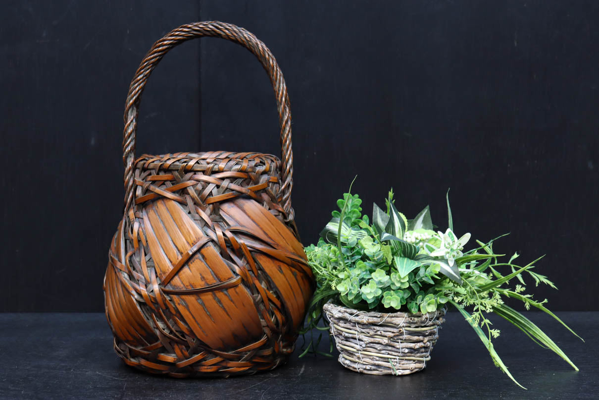 壺型のシルエットが可愛らしい竹編みの花カゴ DC7615 – 古福庵