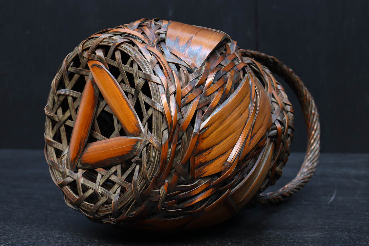 壺型のシルエットが可愛らしい竹編みの花カゴ DC7615 – 古福庵