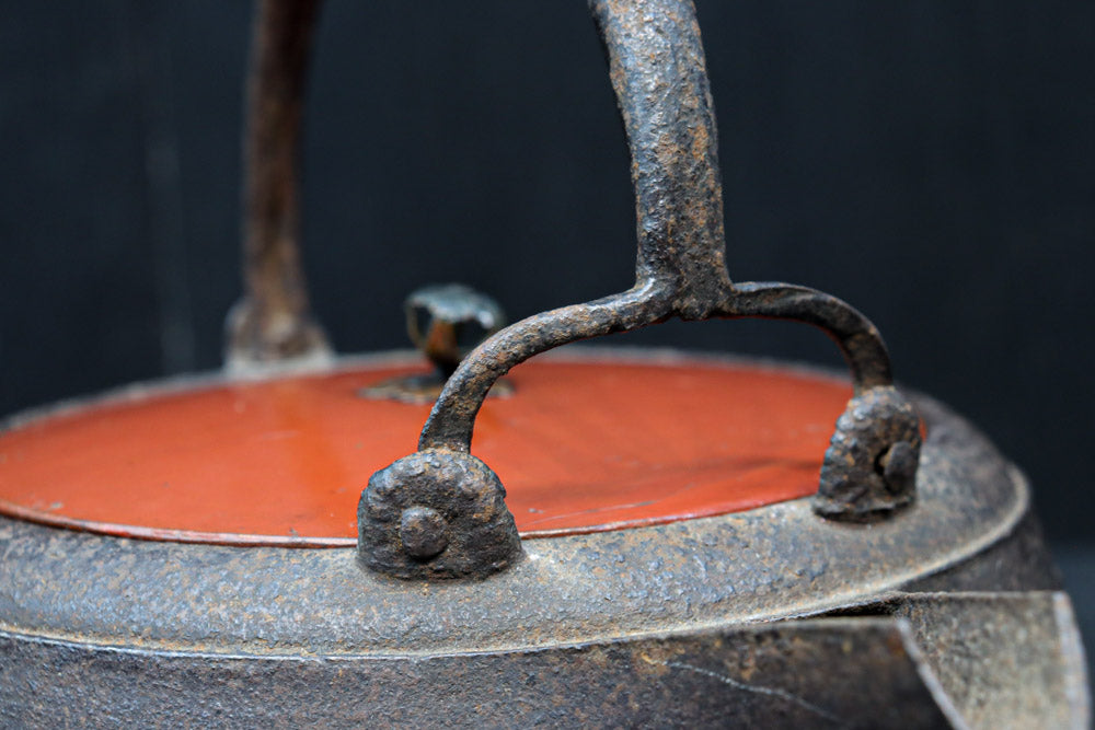 朱漆が雅やかな鉄製の大きなお銚子 DC7672ab 在庫(a:1 b:1)個 – 古福庵