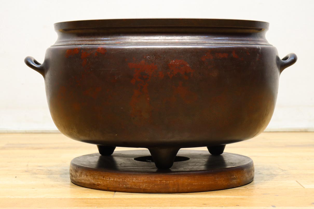 落ち着いた雰囲気ある置台付き鍋型火鉢(灰入り) DC8579 在庫1組 – 古福