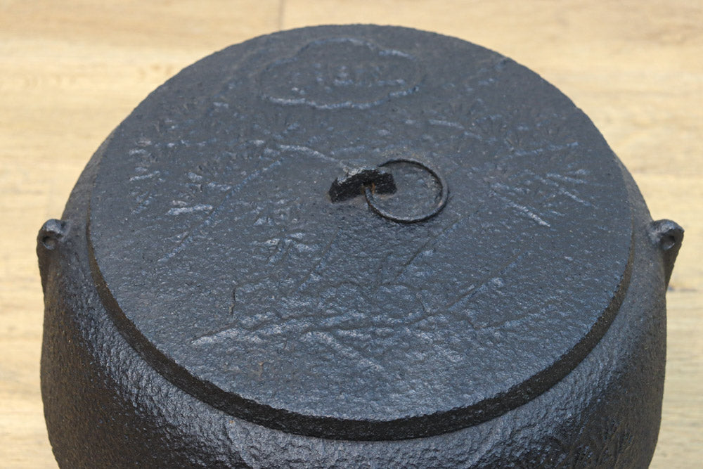 鉄の風合いに縁起の良い絵柄が馴染む消壺 DC8686 – 古福庵 [ KOFUKUAN