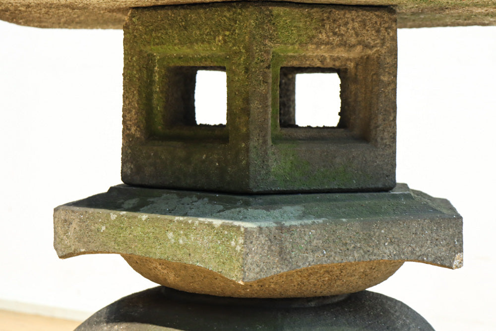 六角形の屋根で貫禄ある佇まいの石灯籠 DC8727 – 古福庵 [ KOFUKUAN