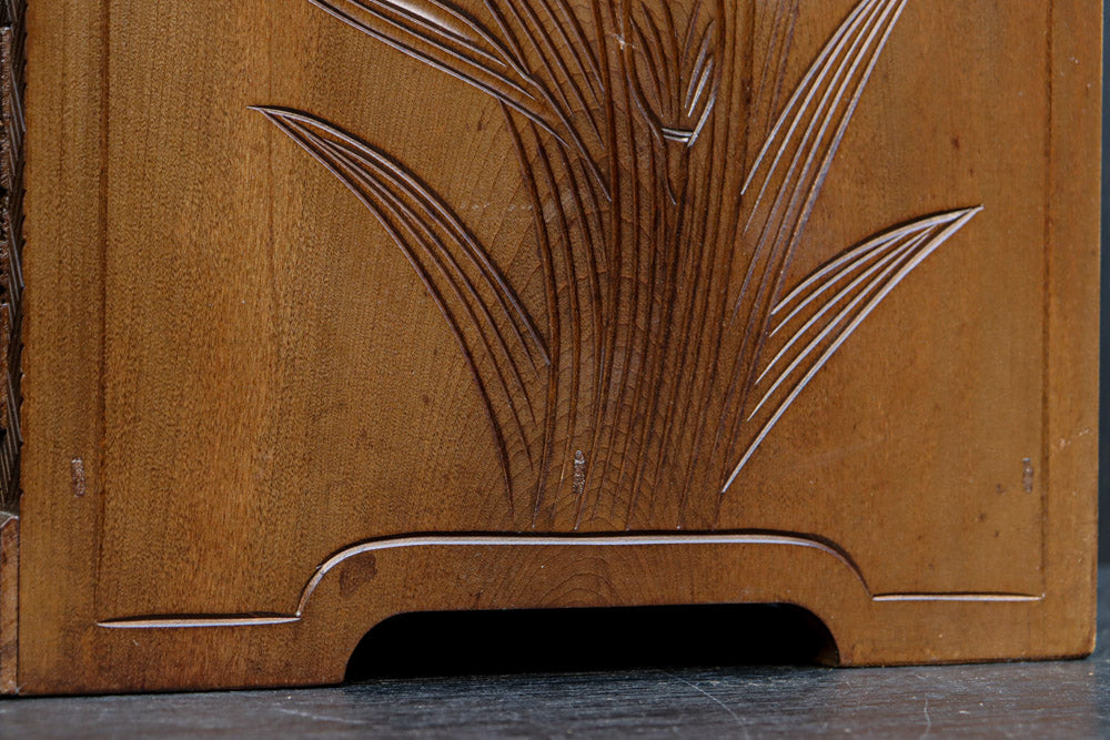 多種多様な花が美しく描かれた日光彫の小引き出し DC8114 – 古福庵