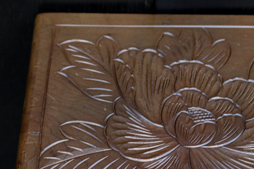 多種多様な花が美しく描かれた日光彫の小引き出し DC8114 – 古福庵