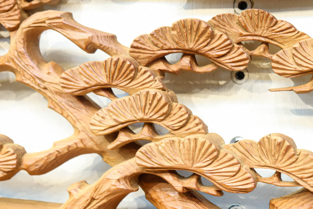 優しく温かみある色彩で鶴と松の彫刻装飾が映える深彫り彫刻欄間