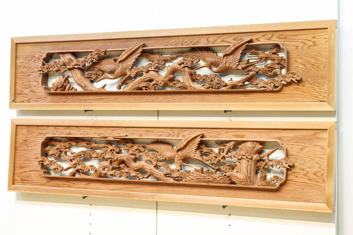 優しく温かみある色彩で鶴と松の彫刻装飾が映える深彫り彫刻欄間