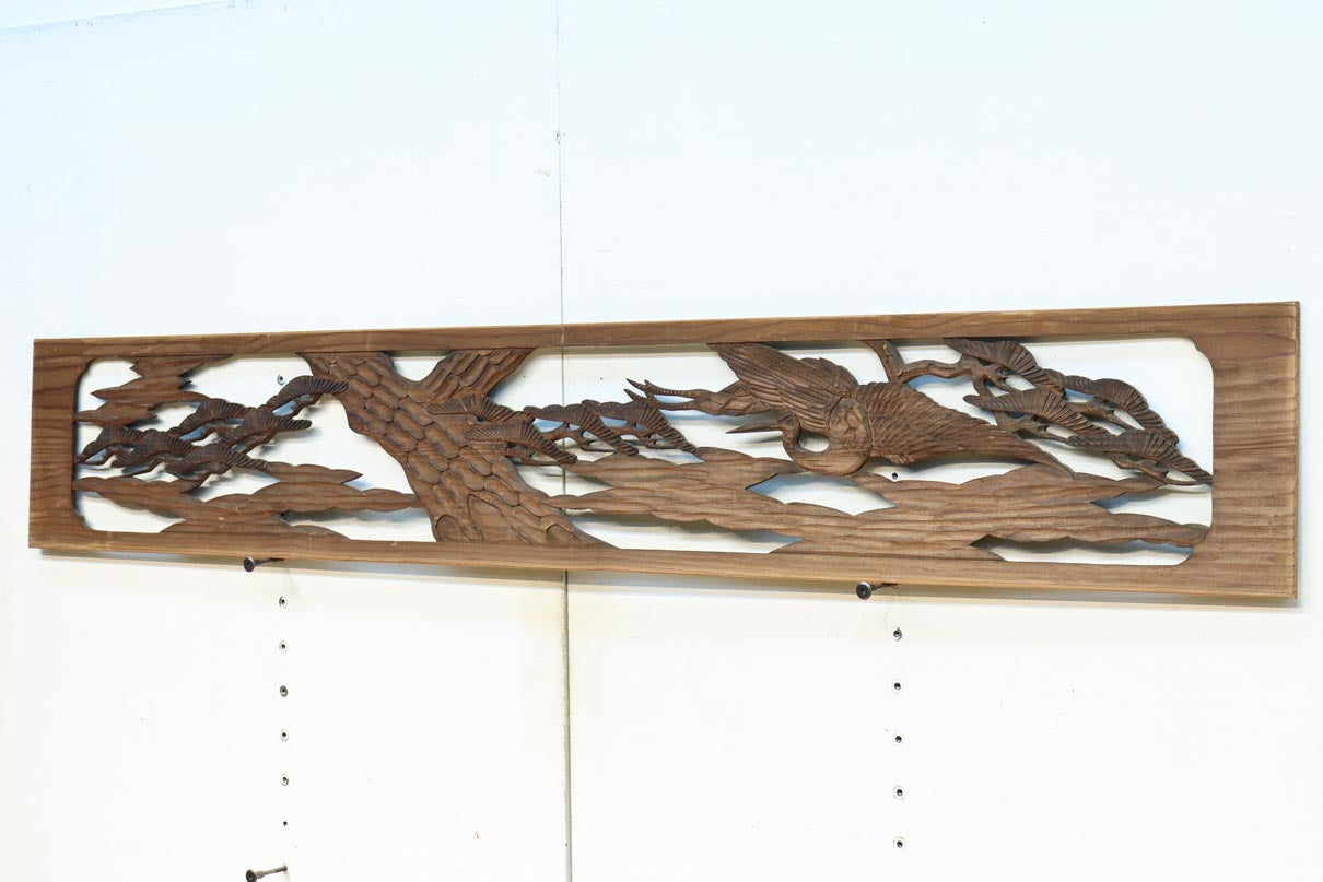 松の木の周りを優雅に舞う鶴を描く彫刻欄間素材 EZ2875 在庫1枚 – 古福