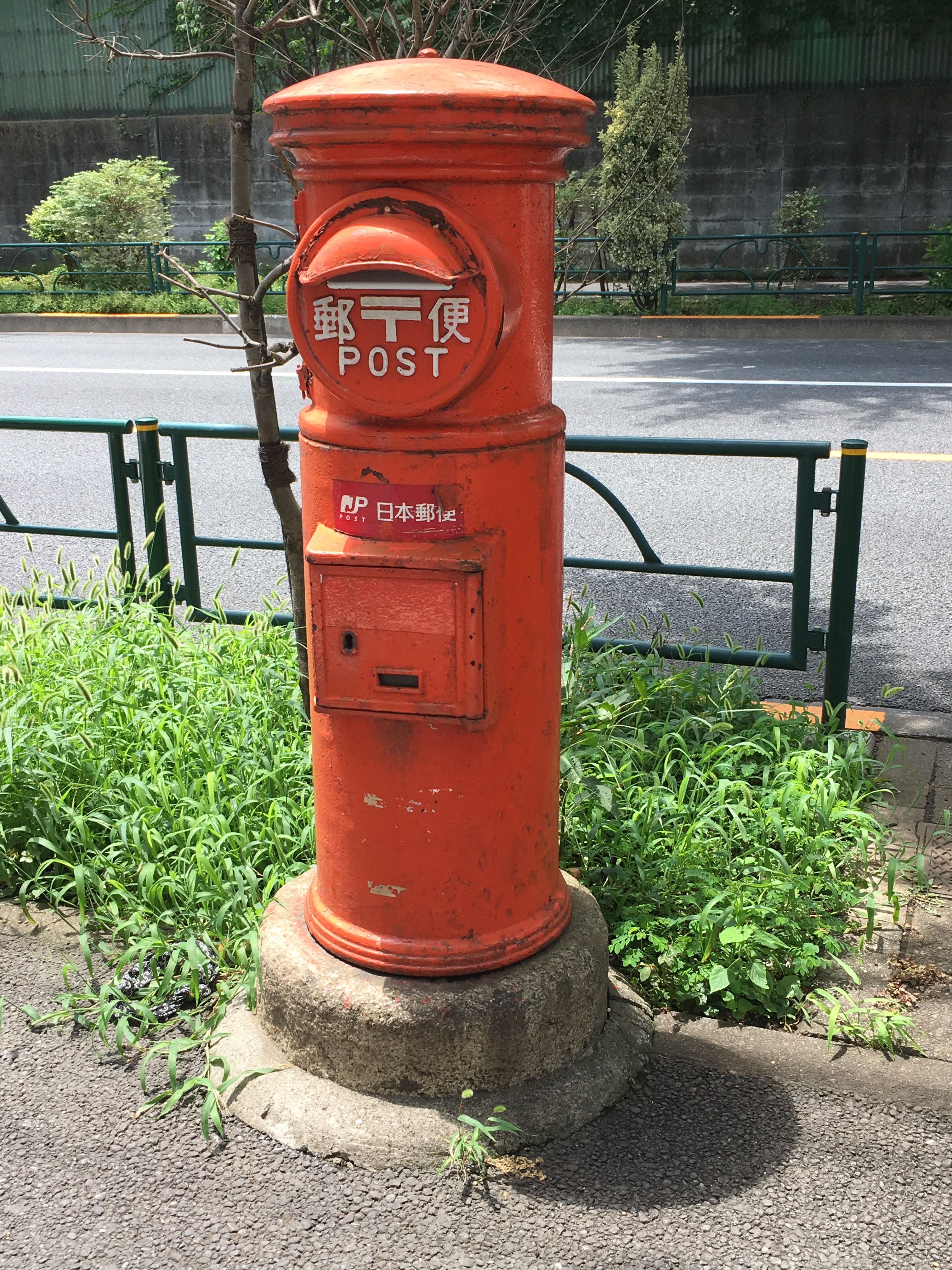 まろん通信Vol.806 昭和レトロな赤い丸型ポストが佇む街角〜前編