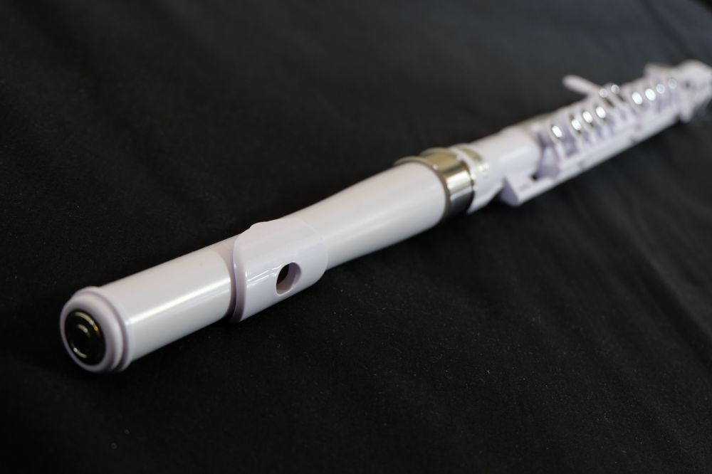 プラスチックでかわいくて初心者にも吹きやすいフルート『Student