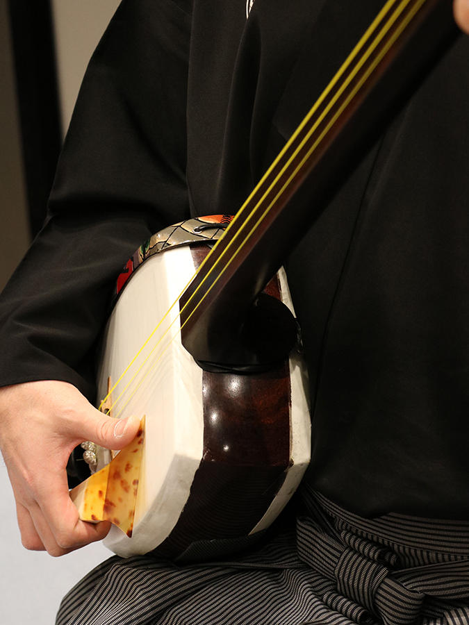 三味線(津軽三味線)のかまえかた | アジアの楽器図鑑