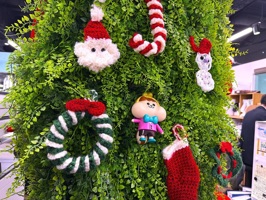 🎄国際交通のオフィスが“森”に!? 社員手作りクリスマス装飾が話題に