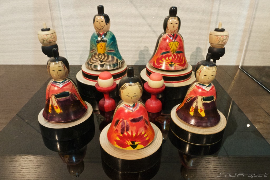 新山真由美 | Kokeshi Second Angle – こけしの居場所