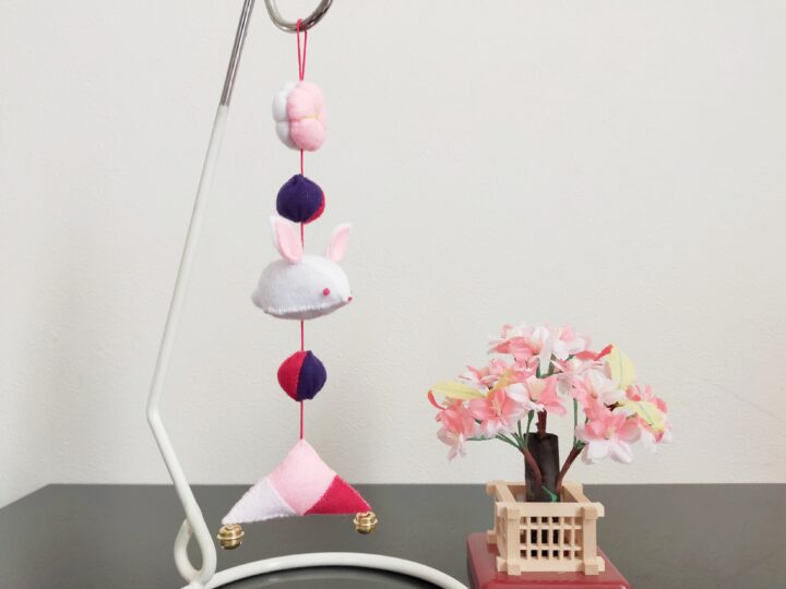 型紙あり】ひな祭りに！フェルトで作るミニ吊るし雛の作り方│koshirau