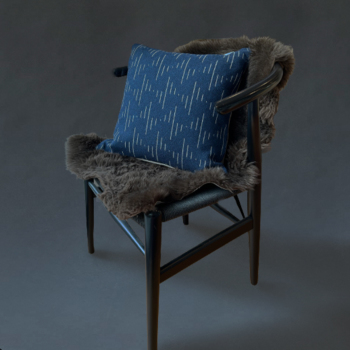 エレノア プリチャード Tuulevurr クッション ネイビー/サンド