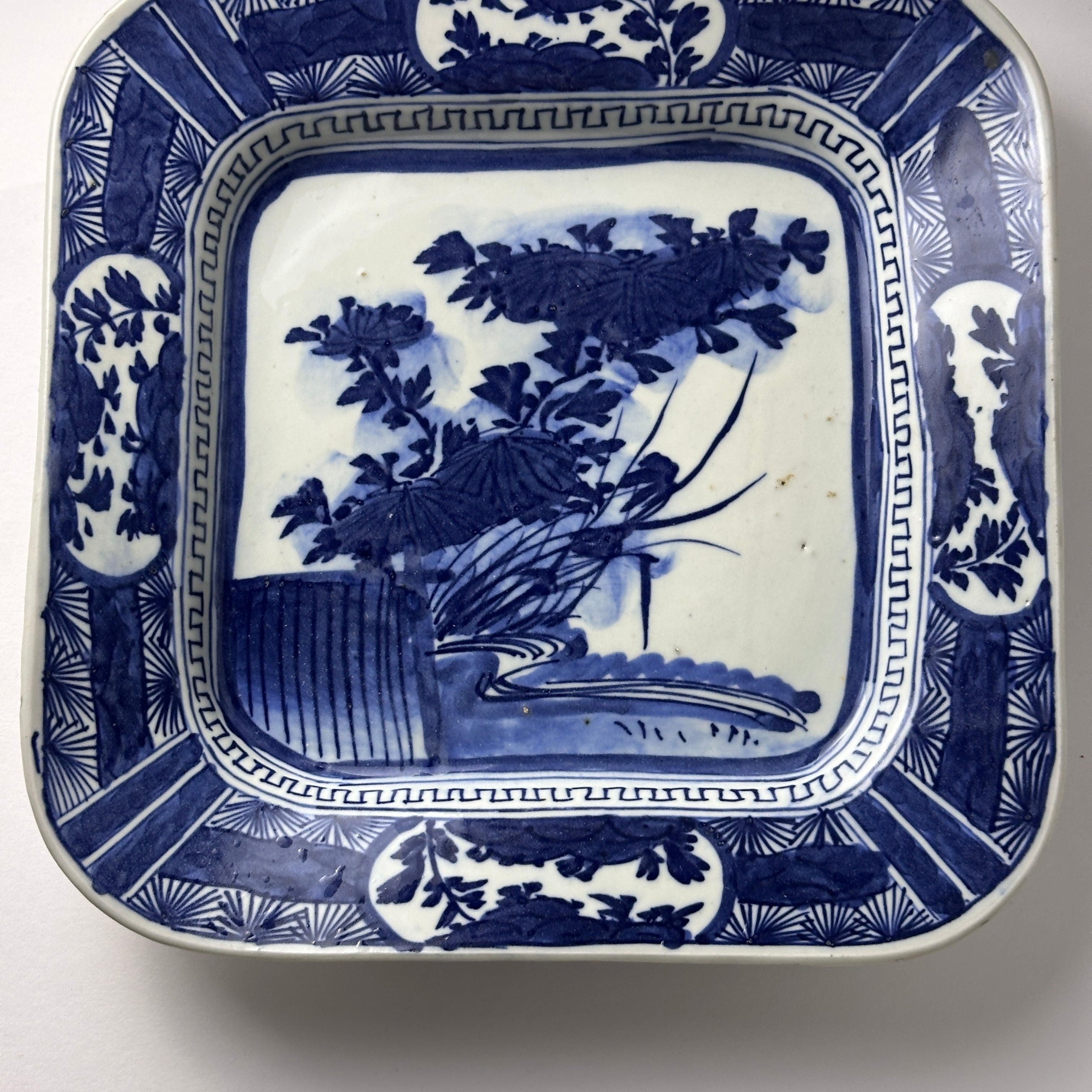 深みのある藍、明治時代のベロ藍角皿 – Kotto Shop