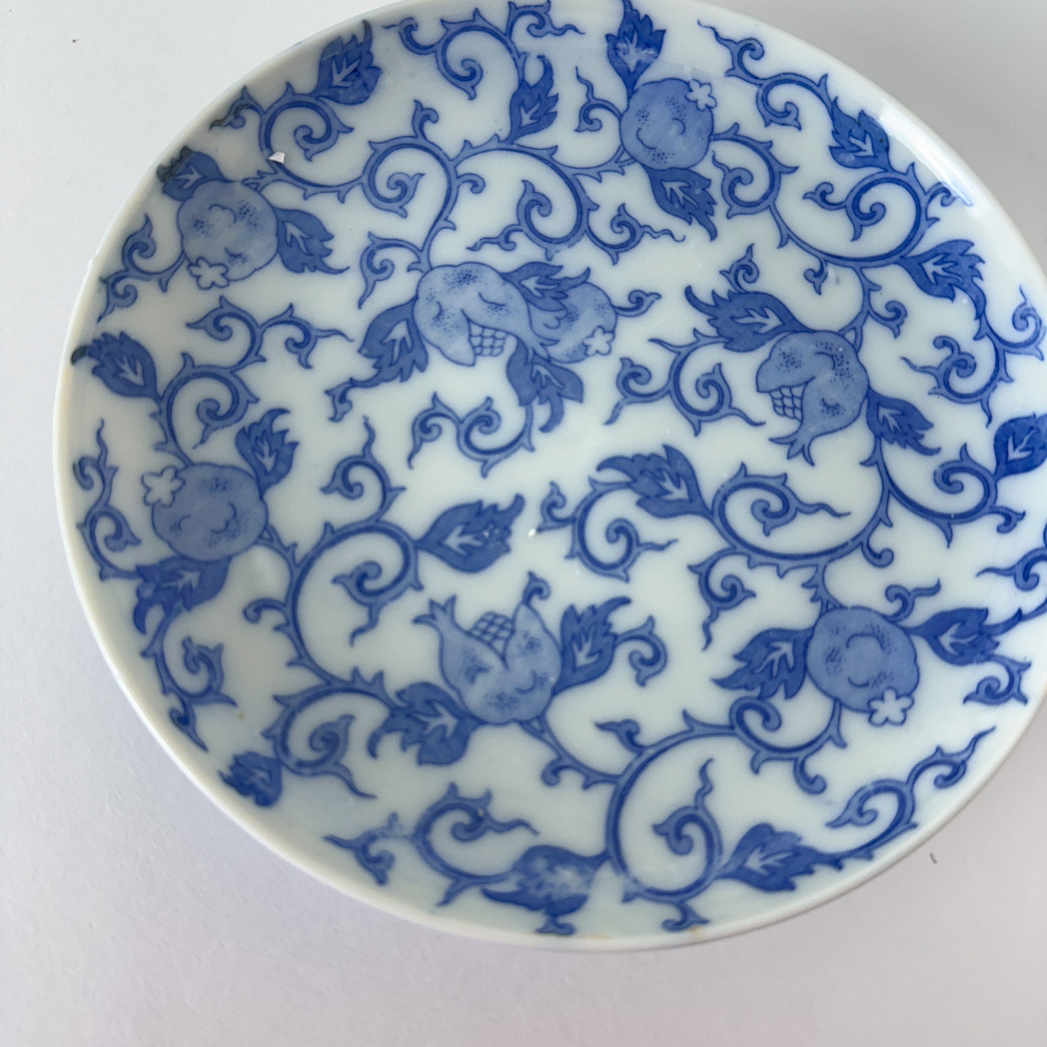 柘榴柄の花唐草印判中皿 – Kotto Shop