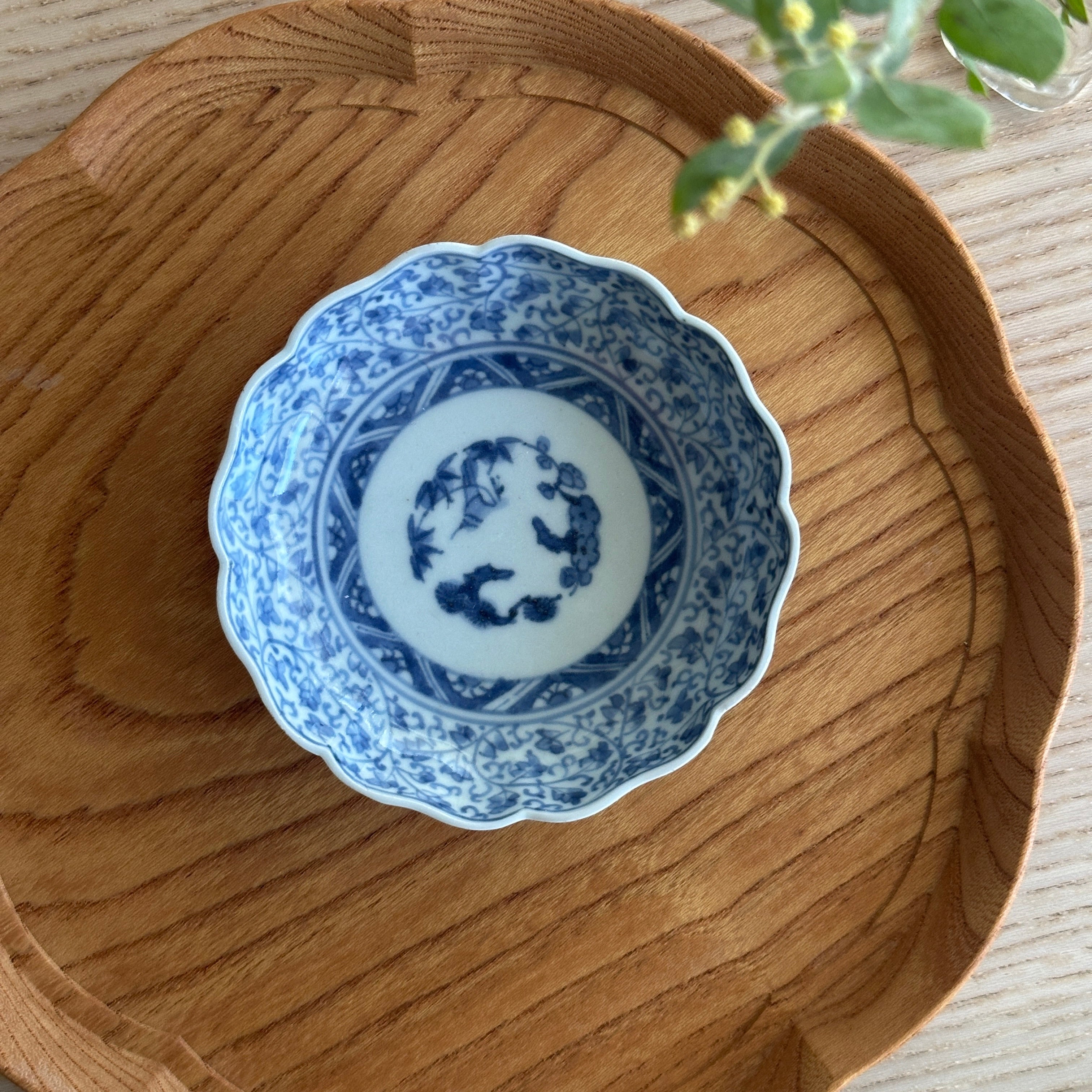 花唐草が映える繊細な古伊万里小皿 – Kotto Shop