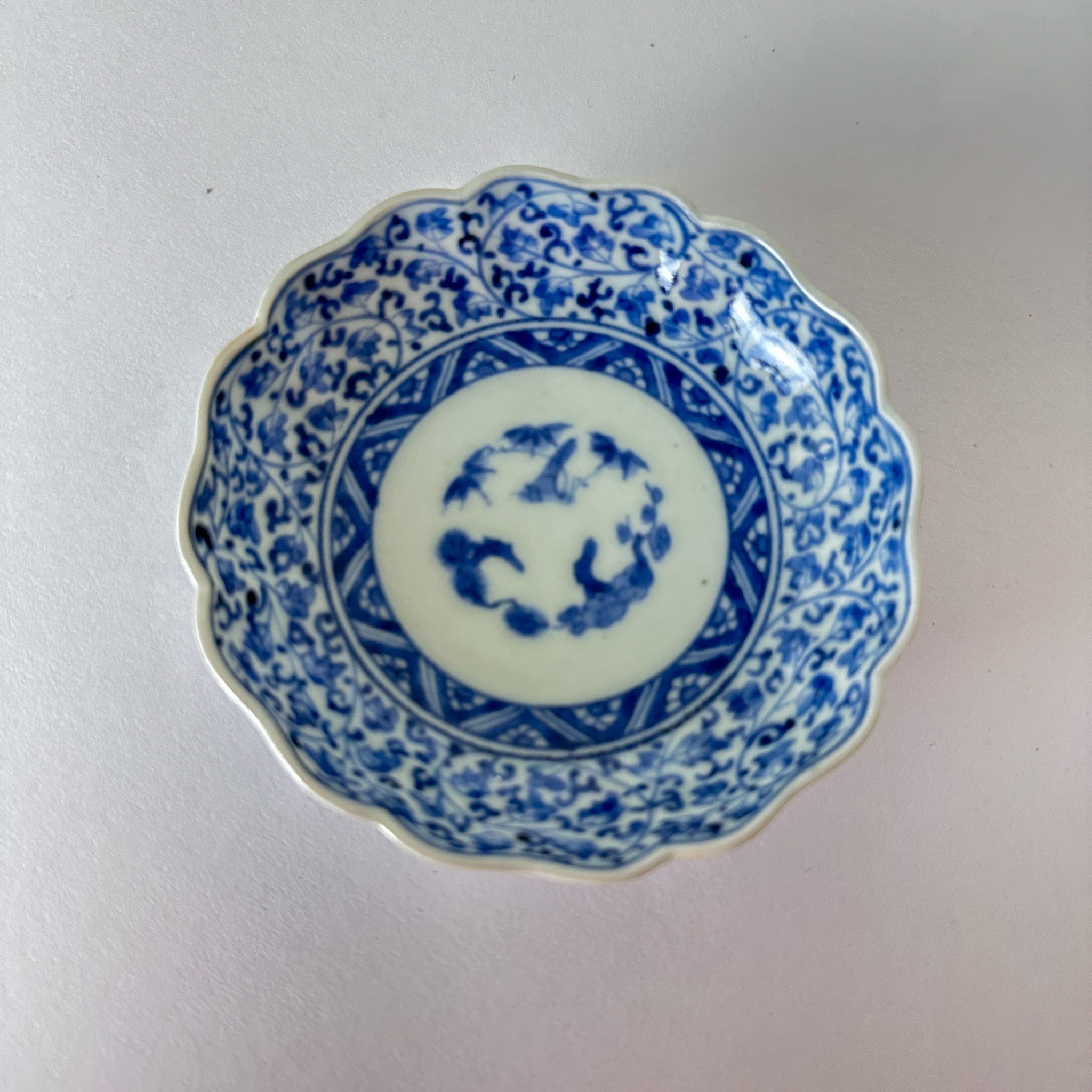 花唐草が映える繊細な古伊万里小皿 – Kotto Shop